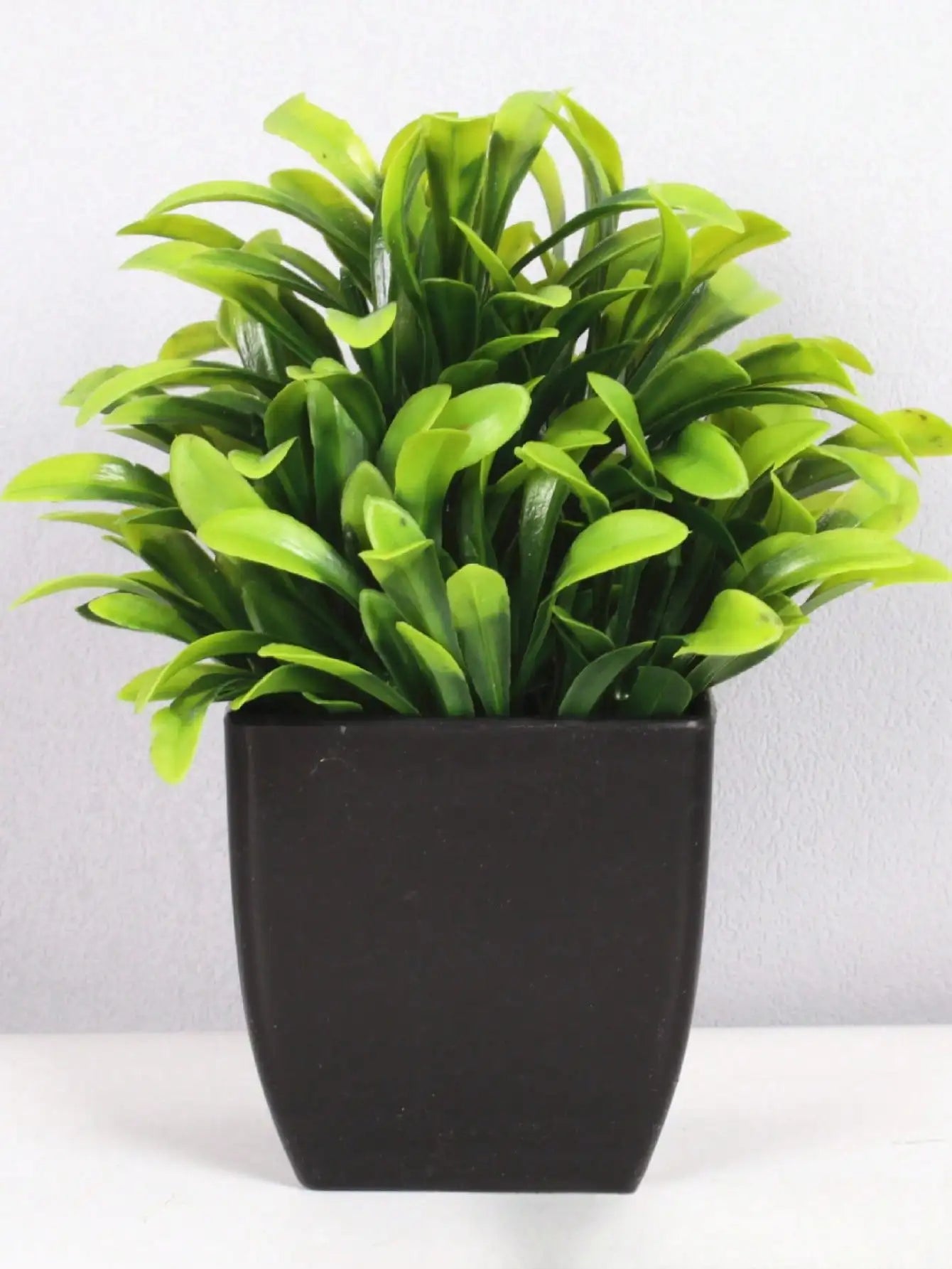 Mini planta artificial de eucalipto em vaso para decoração de interiores I Casa I Escritório I Decoração natural I Interiores I Planta de PVC I Vaso preto
