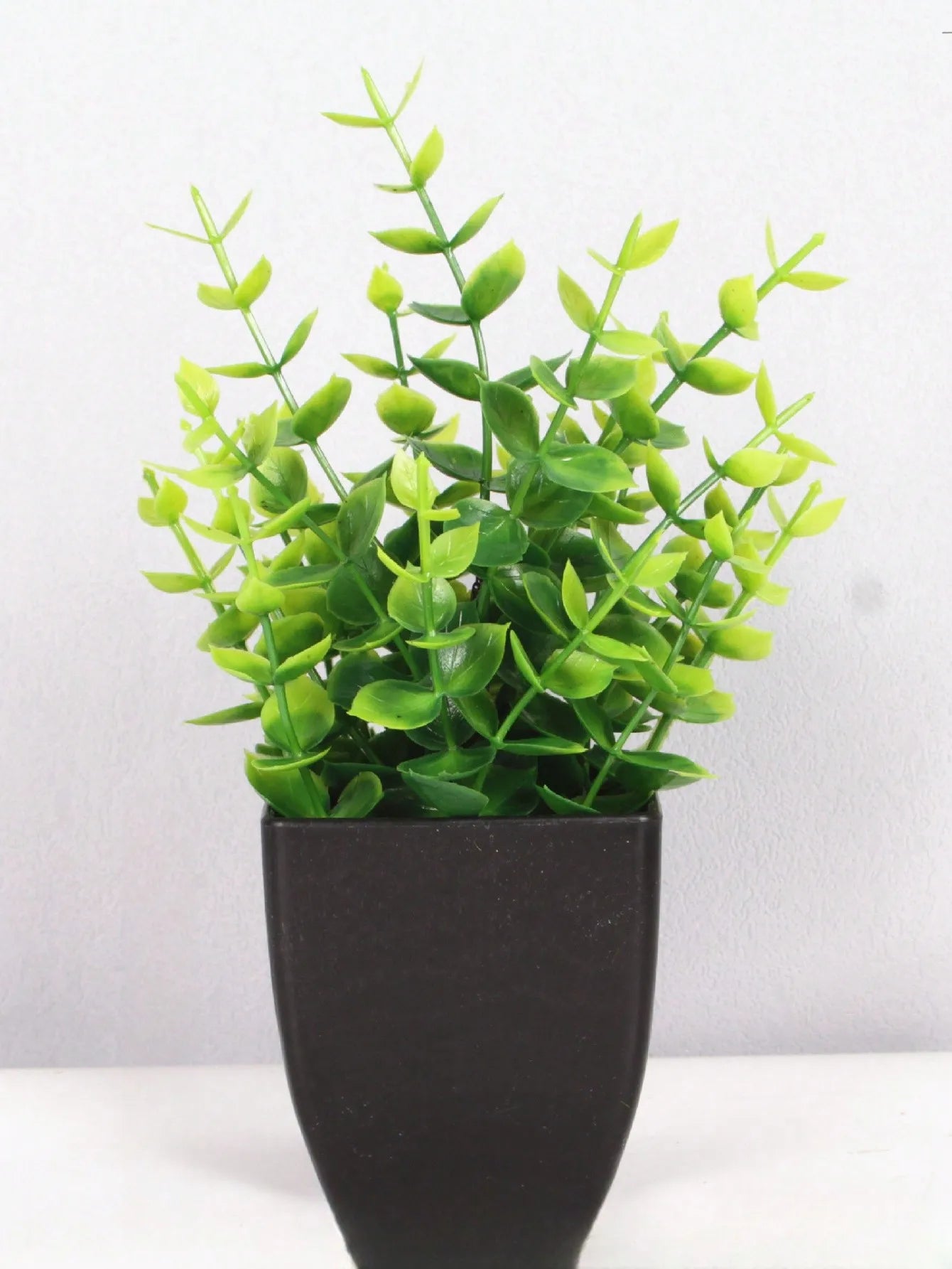 Mini planta artificial de eucalipto em vaso para decoração de interiores I Casa I Escritório I Decoração natural I Interiores I Planta de PVC I Vaso preto