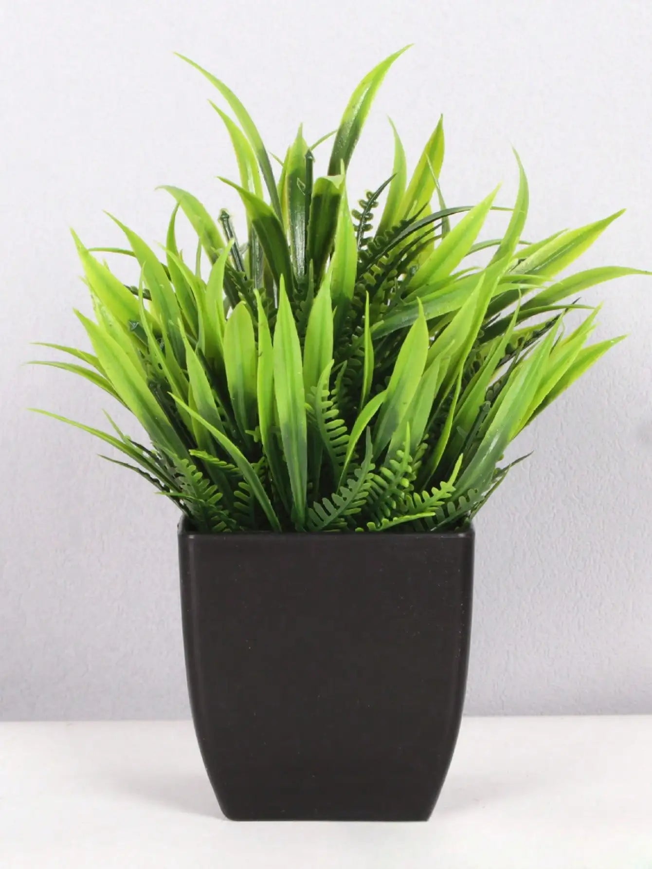 Mini planta artificial de eucalipto em vaso para decoração de interiores I Casa I Escritório I Decoração natural I Interiores I Planta de PVC I Vaso preto