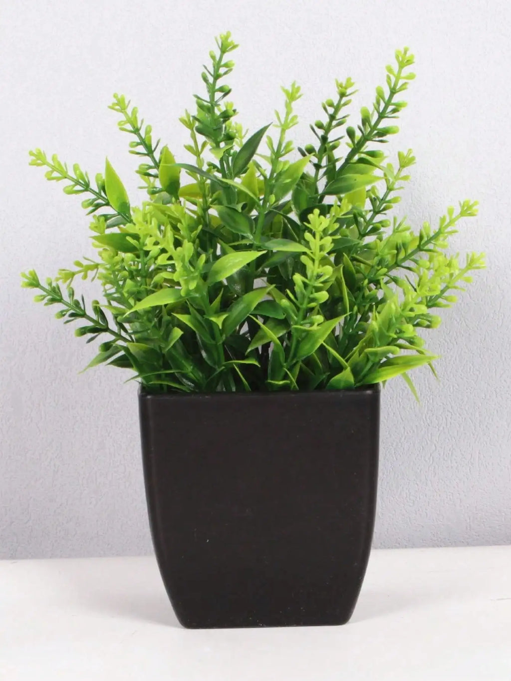 Mini planta artificial de eucalipto em vaso para decoração de interiores I Casa I Escritório I Decoração natural I Interiores I Planta de PVC I Vaso preto