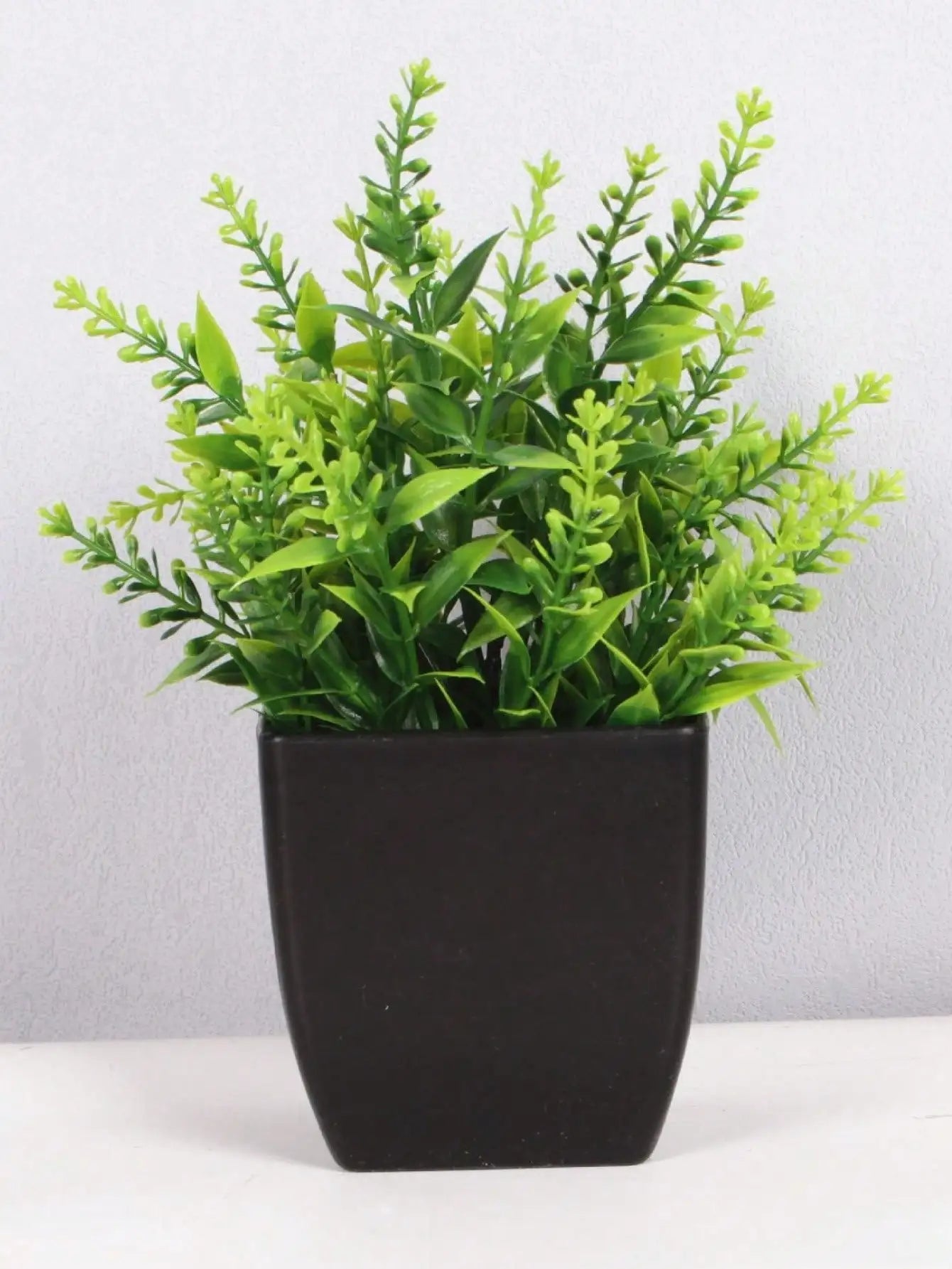 Mini planta artificial de eucalipto em vaso para decoração de interiores I Casa I Escritório I Decoração natural I Interiores I Planta de PVC I Vaso preto